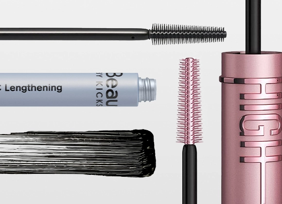 Bilde som viser forskjellige maskara produkter. På bildet vises en svart maskara børste, en tube med teksten "Beauty Kicks Lengthening", en rosa maskara børste, en rosa tube med teksten "HIGH" og en svart maskara strek. Bildet er arrangert med produktene spredt på en hvit bakgrunn.