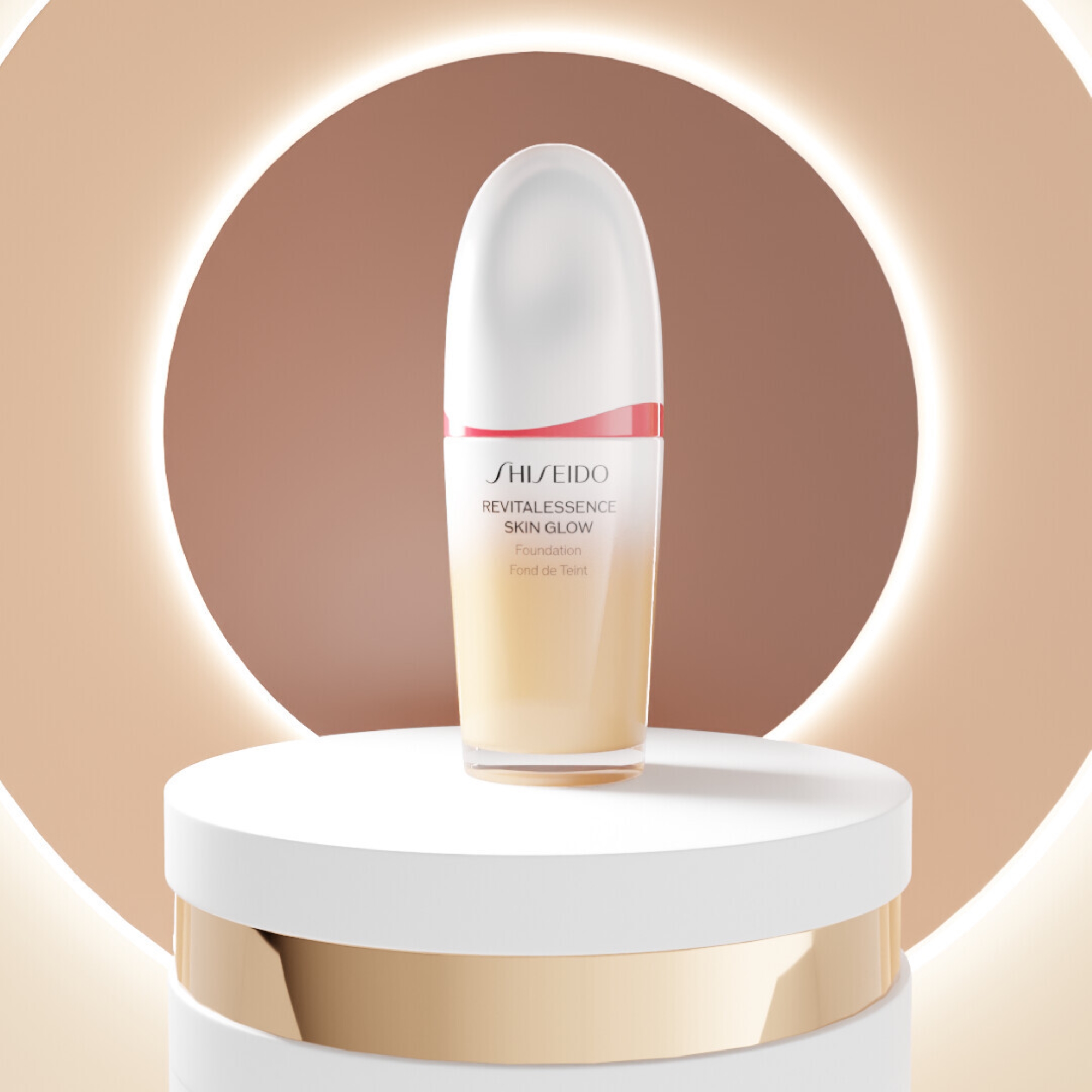 Shiseido Revitalessence Skin Glow -meikkivoide pullo esillä jalustalla pyöreän valokehän edessä.