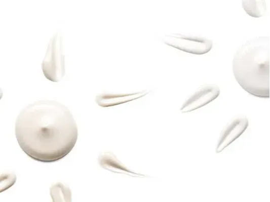 En sol laget av hudkrem mot en hvit bakgrunn.