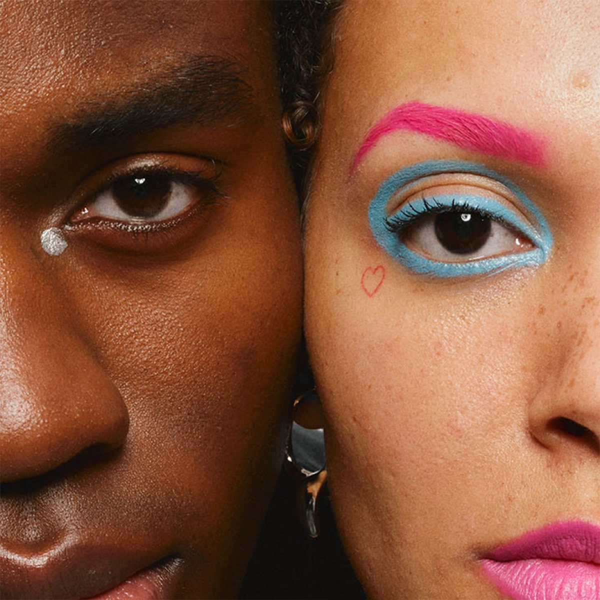 Nærbilde av to øyne og deler av ansikter side om side med fokus på øyesminke. Den ene har naturlig makeup, mens den andre har fargerik makeup med blå øyenskygge, rosa øyenbryn og en liten hjerteformet detalj ved øyet.