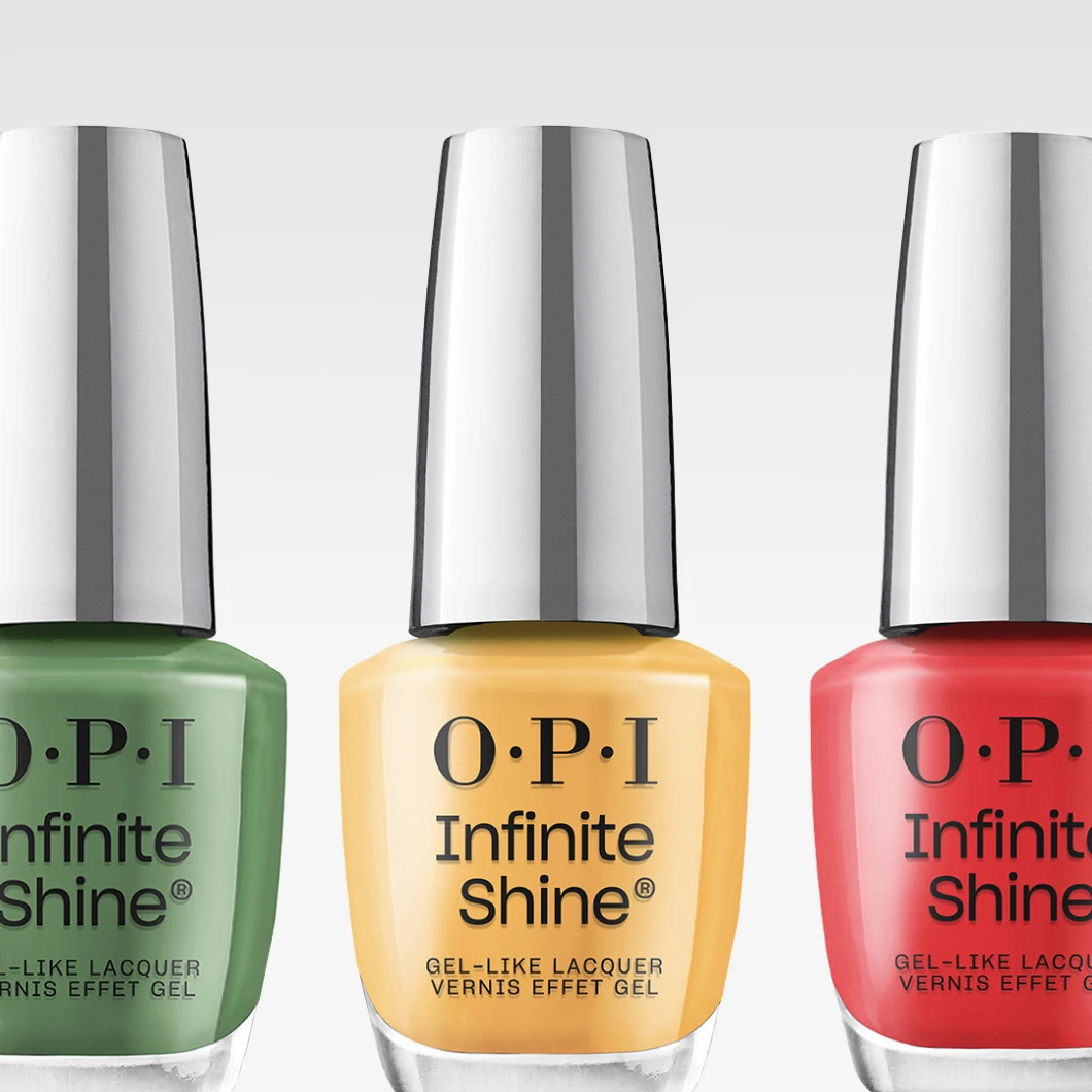 Bilde som viser tre OPI Infinite Shine neglelakker. Fargene på neglelakken er grønn, gul og rød. Bakgrunnen er hvit.