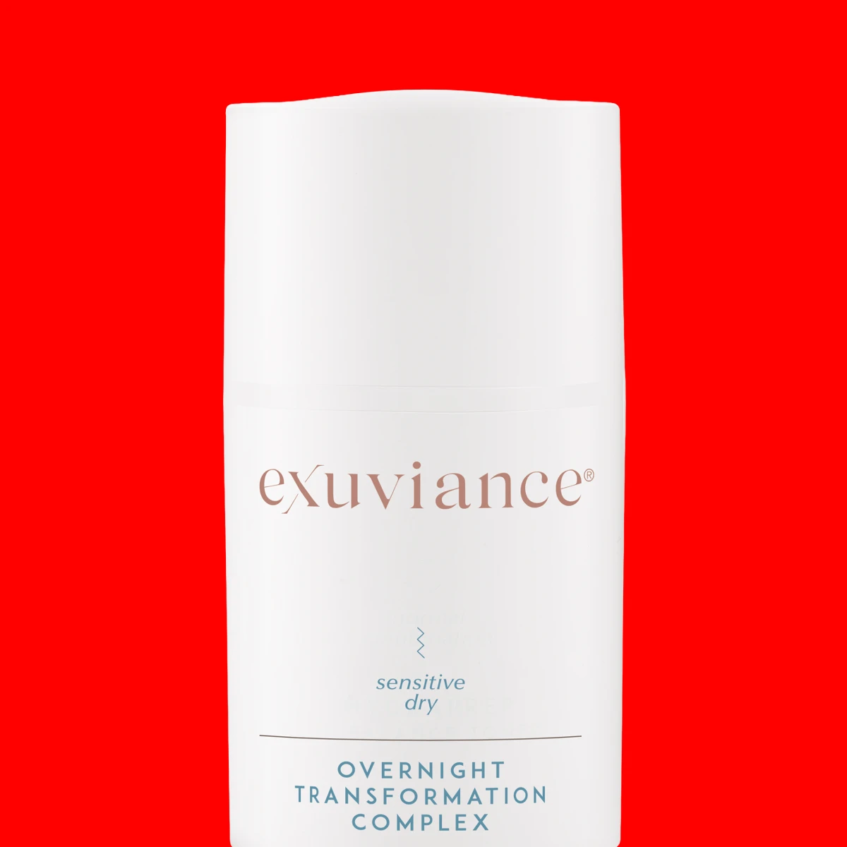 Vit cylinderformad hudvårdsförpackning med minimalistisk design mot en röd bakgrund.