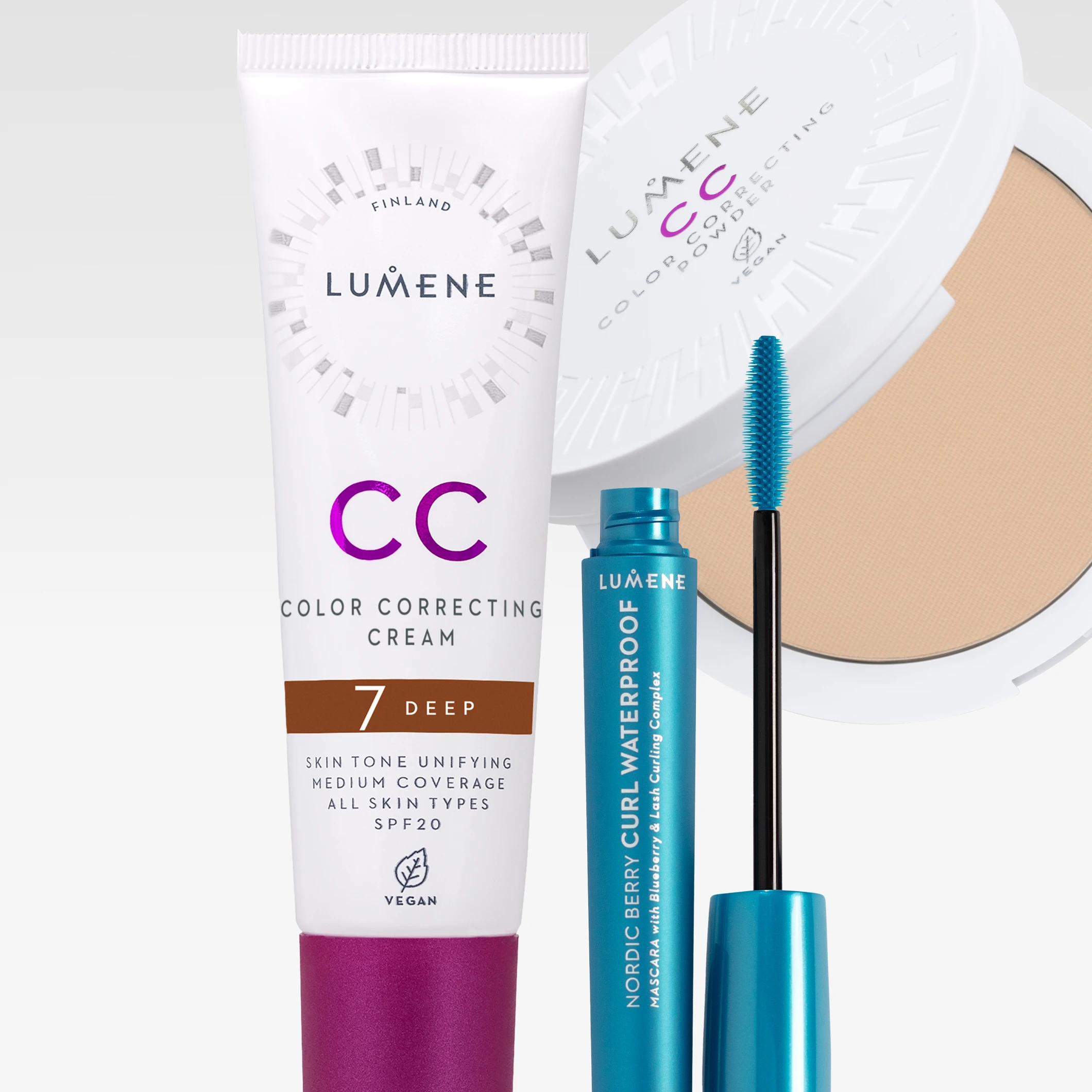 Sminkprodukter från Lumene: tuben “CC Color Correcting Cream 7 Deep”, mascaran “Nordic Berry Curl Waterproof Mascara” och en rund dosa “CC Color Correcting Powder”. På förpackningarna syns även texterna “FINLAND”, “Skin tone unifying medium coverage”, “SPF 20” och “VEGAN”.