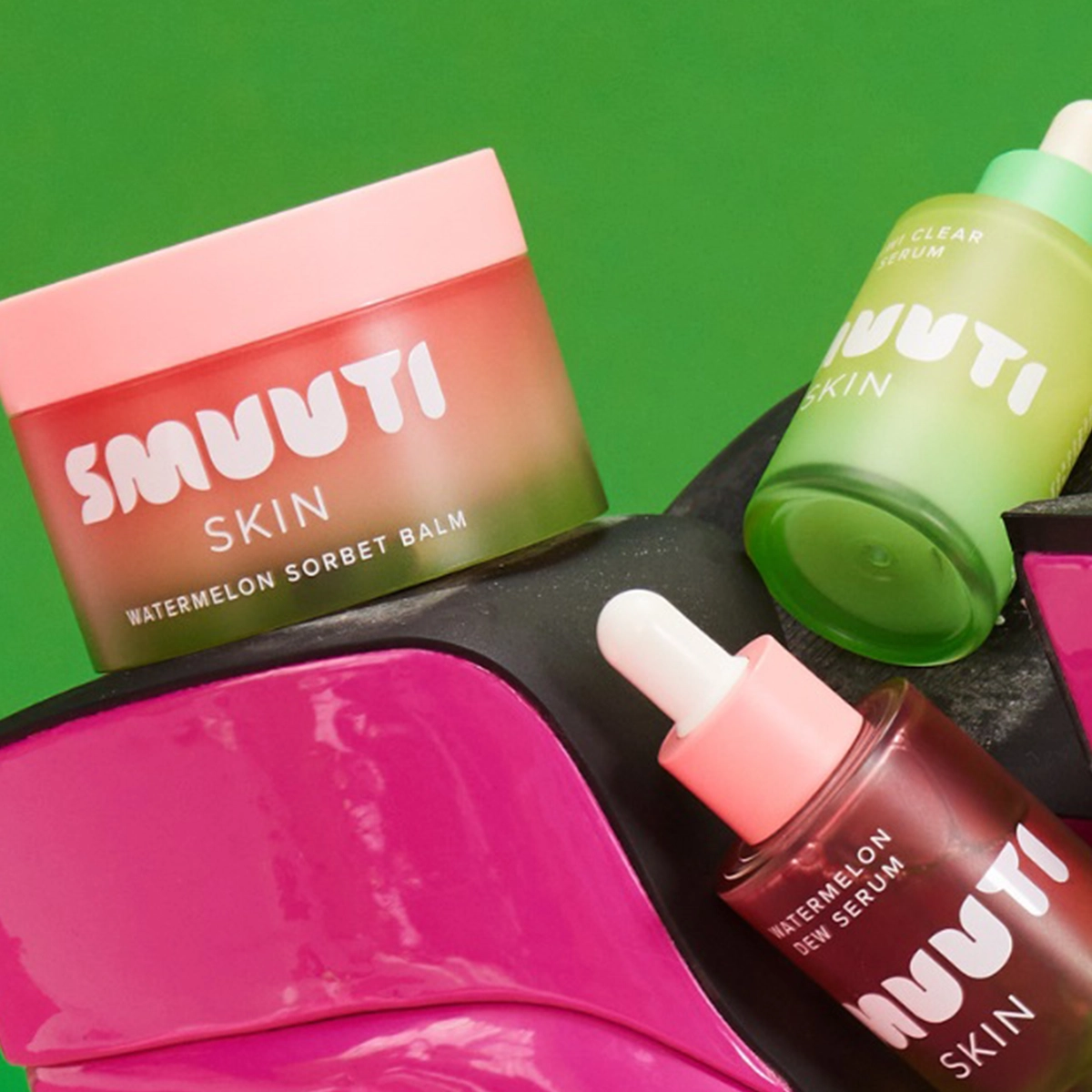 Smuuti hudpleieprodukter, som vannmelon sorbet balm, vannmelon serum og kiwi gel cleanser, på grønn bakgrunn.