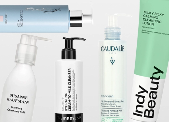 Flere hudpleieprodukter i form av rensemelk fra blant annet Susanne Kaufmann, The Inkey List, Caudalie og Bubble skincare, med pumpeflasker og tuber mot en lys bakgrunn. Synlig tekst inkluderer “Soothing Cleansing Milk”, “Oat Cleansing Balm”, “Vinoclean Cleansing Almond Milk” og “Milky Silky Calming Cleansing Lotion”.