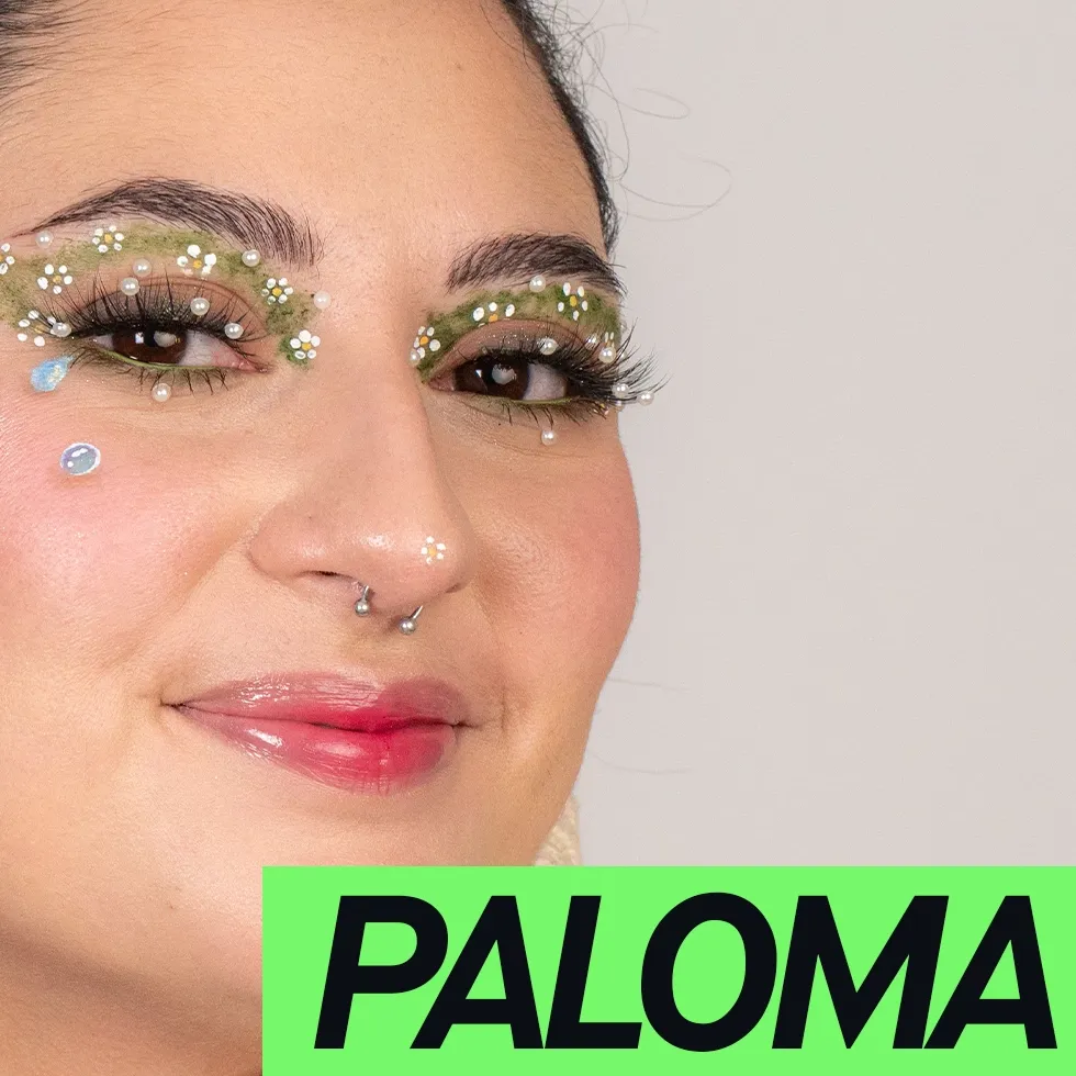 Paloma, vinnare av tävlingen ”Sveriges nästa makeupstjärna” poserar med fantasifull ögonmakeup.
