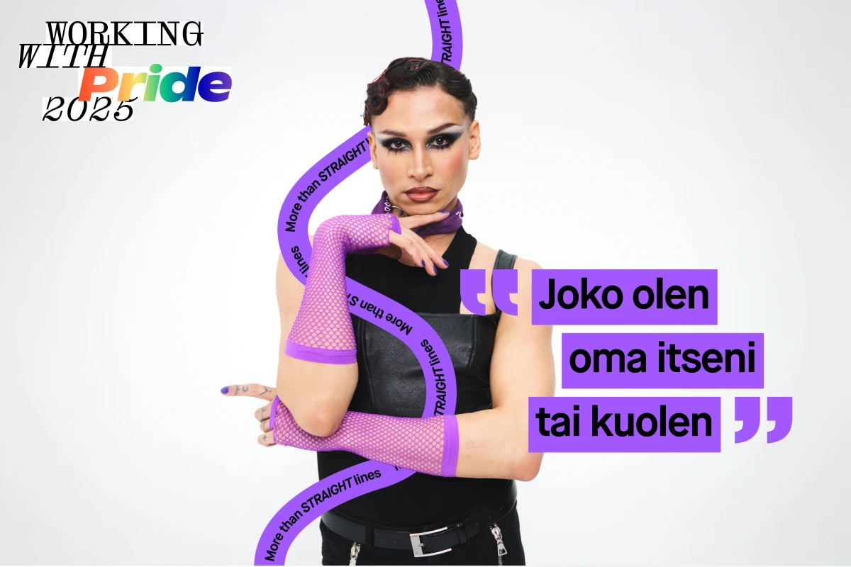 Henkilö poseeraa mustassa hihattomassa paidassa ja violetissa verkkokäsineissä valkoista taustaa vasten. Kuvassa on teksti "Joko olen oma itseni tai kuolen" ja taustalla on kaarevia viivoja tekstillä "More than STRAIGHT lines". Vasemmassa yläkulmassa lukee "WORKING WITH Pride 2025".