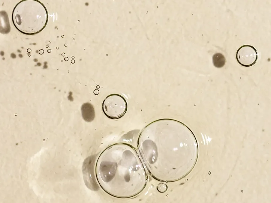 Texturbild på flytande vätska med bubblor i