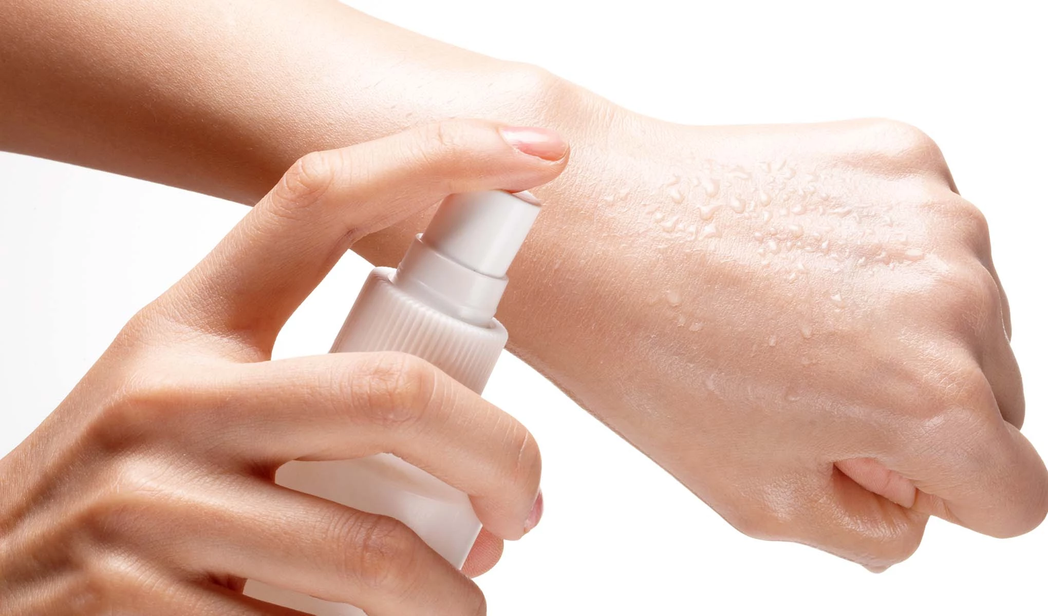 En hand som sprayar vätska på en annan hand.