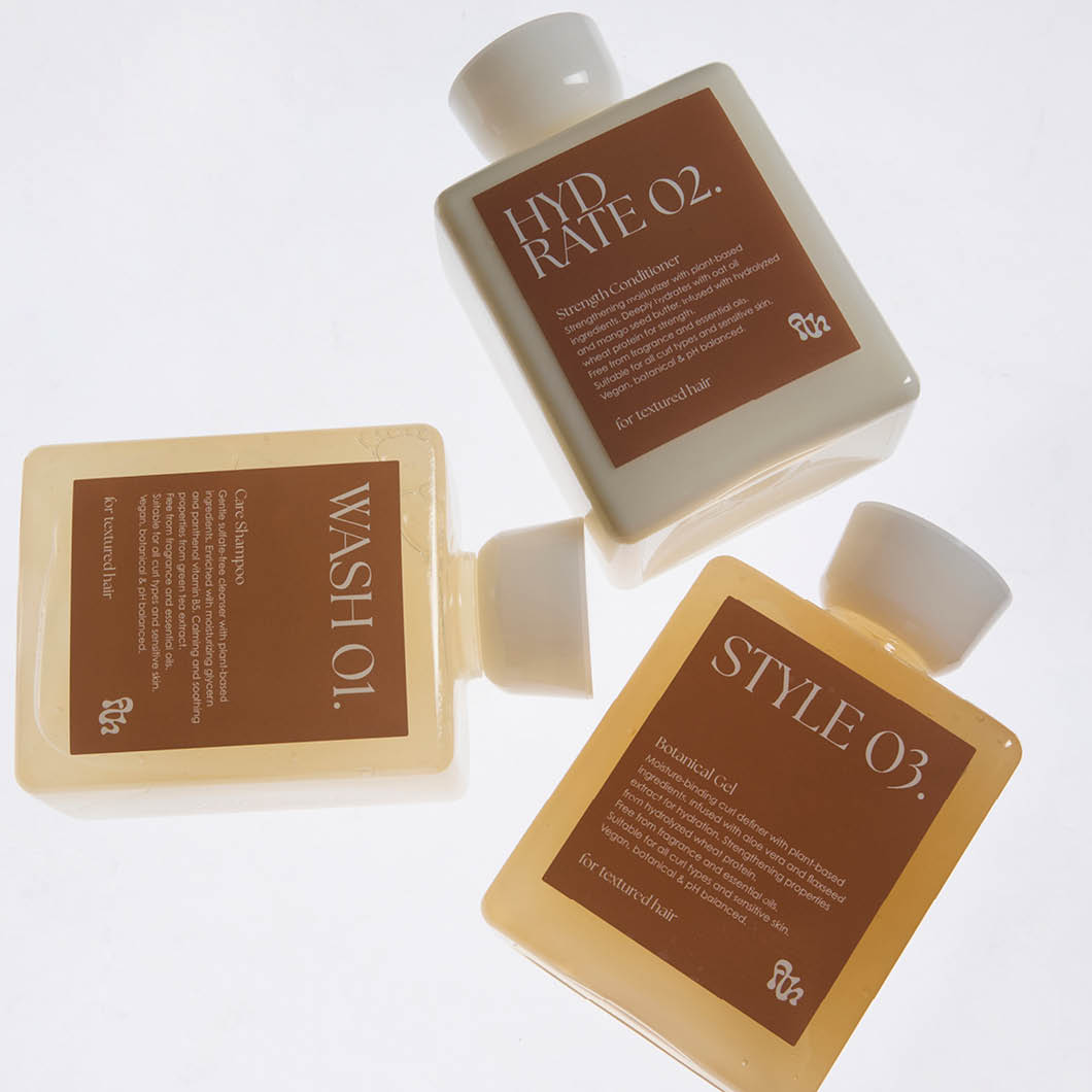 Tre For Textured Hair produkter, Wash 01, Hydrate 02 og Style 03 på lys bakgrunn, hårpleie for teksturert hår