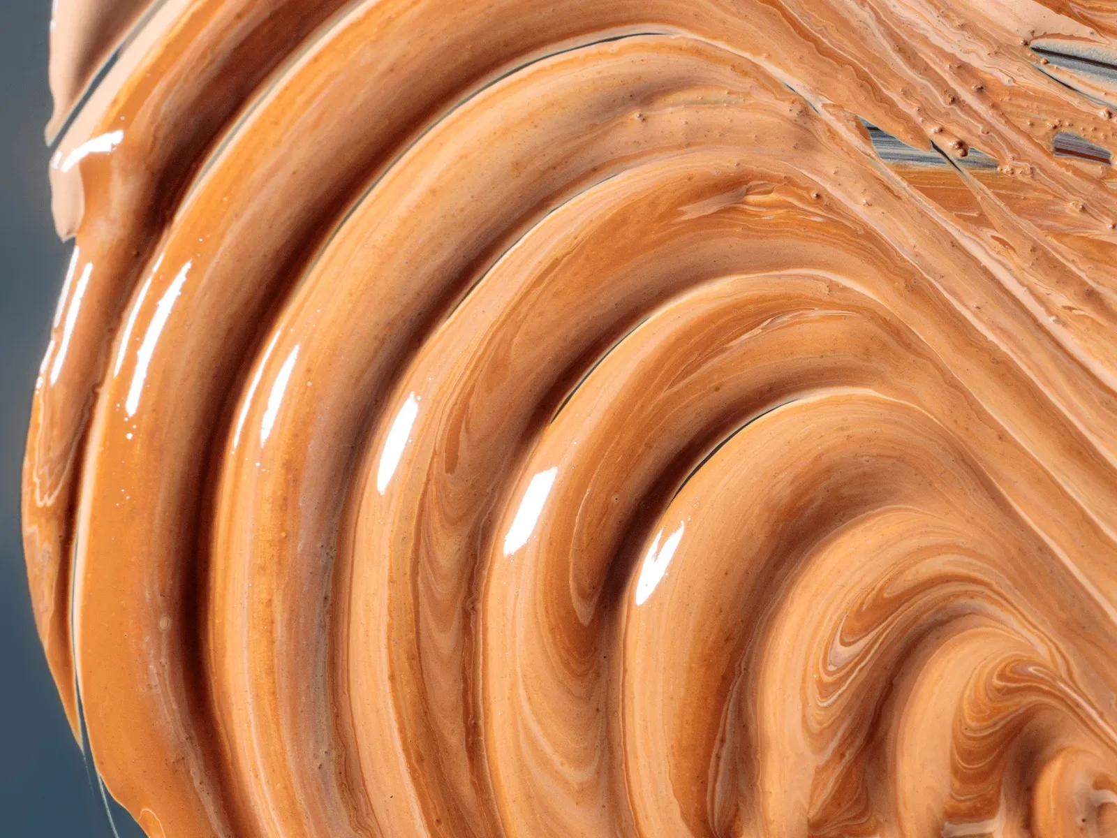 Nærbilde av concealer med bølgemønster.