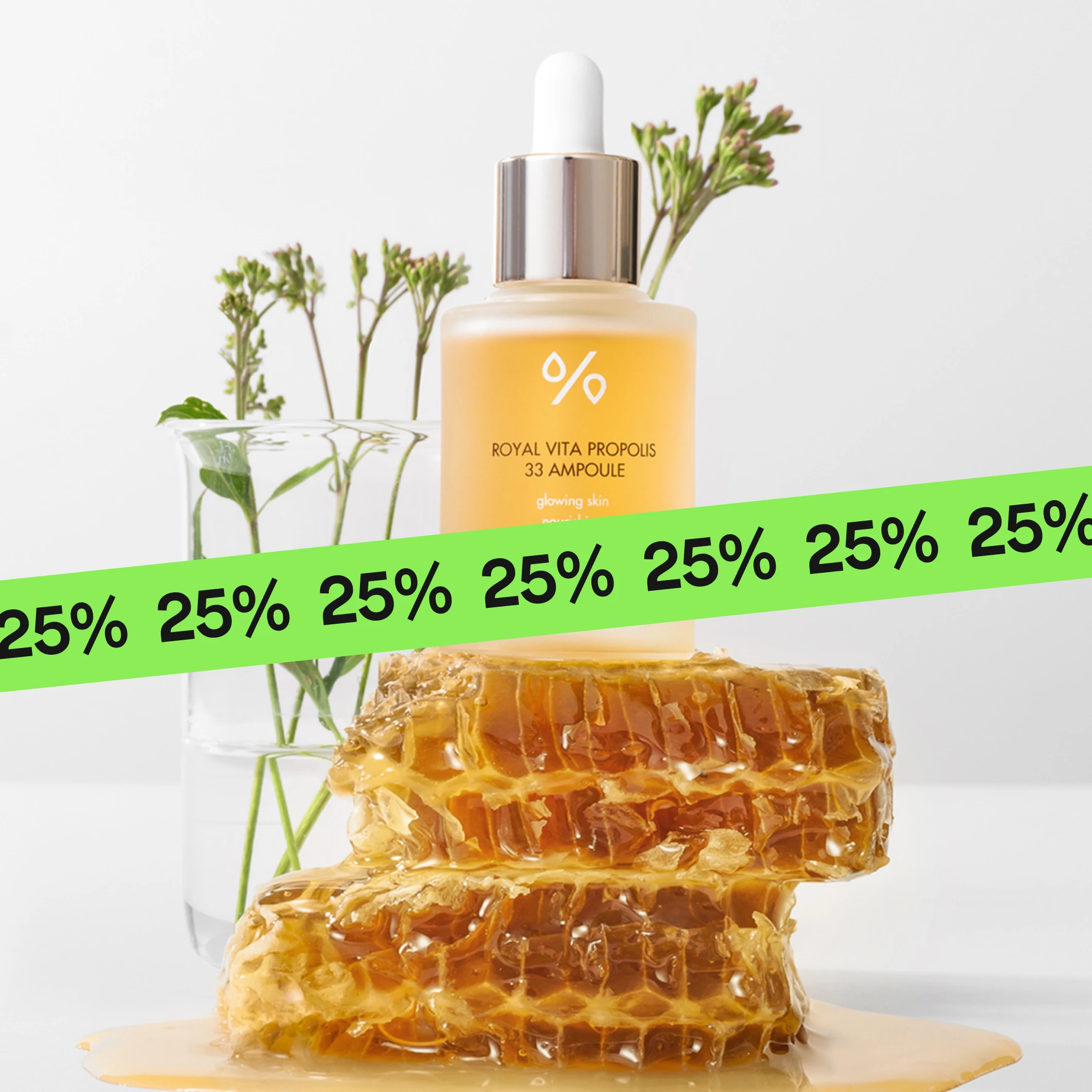 Tuotekuva “Dr. Ceuracle Royal Vita Propolis 33 Ampoule” -seerumista tekstillä “glowing skin nourishing revitalizing”, mukana lasimaljakko vihreillä kasveilla ja hunajakenno, vihreä “25%” -banneri kuvan päällä.