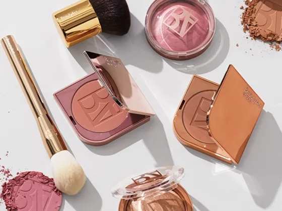 Et antall makeup-produkter fra BeautyAct i solen på en hvit overflate.