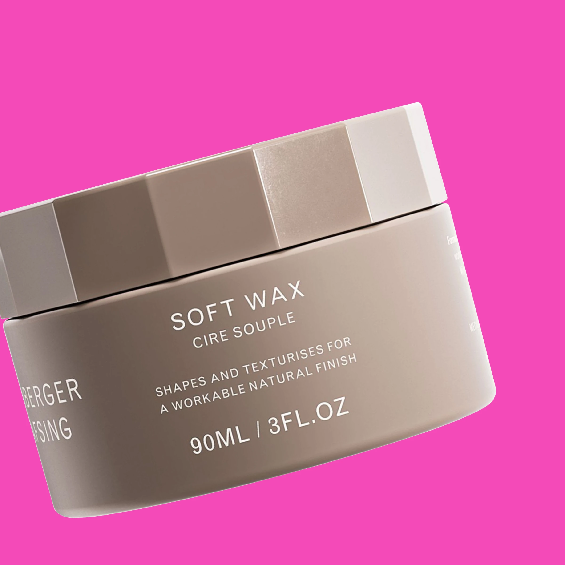 En beige krukke med Soft Wax fra Lernberger Stafsing mot rosa bakgrunn.