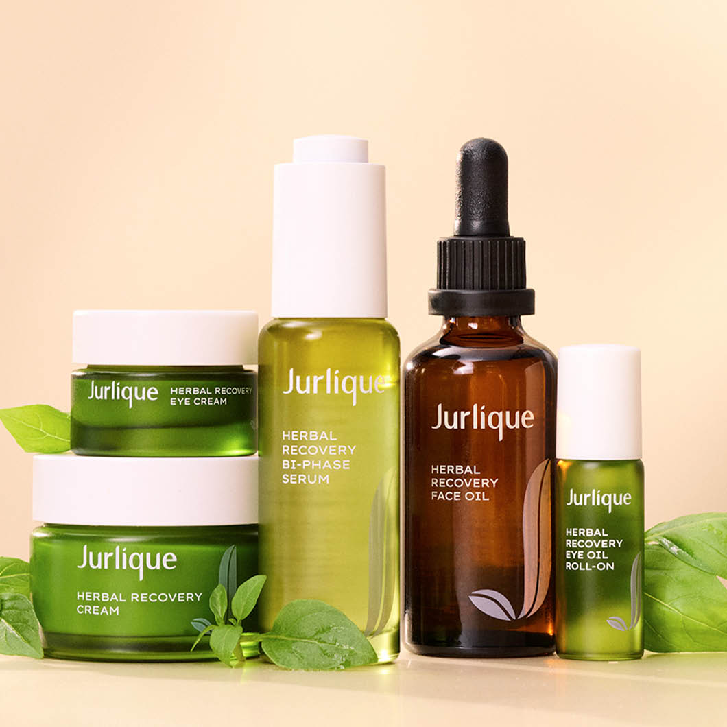Jurlique Herbal Recovery-serien innehåller ögonkräm, serum, ansiktskräm, ansiktsolja och ögonolja. Produkterna står bredvid varandra framför en ljus bakgrund.