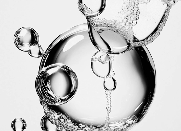 Svart vit bild på bubblor i olika storlekar.