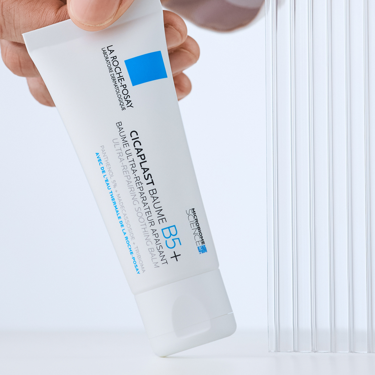 Produkt av La Roche Posay mot en vit bakgrund och vita ränder.
