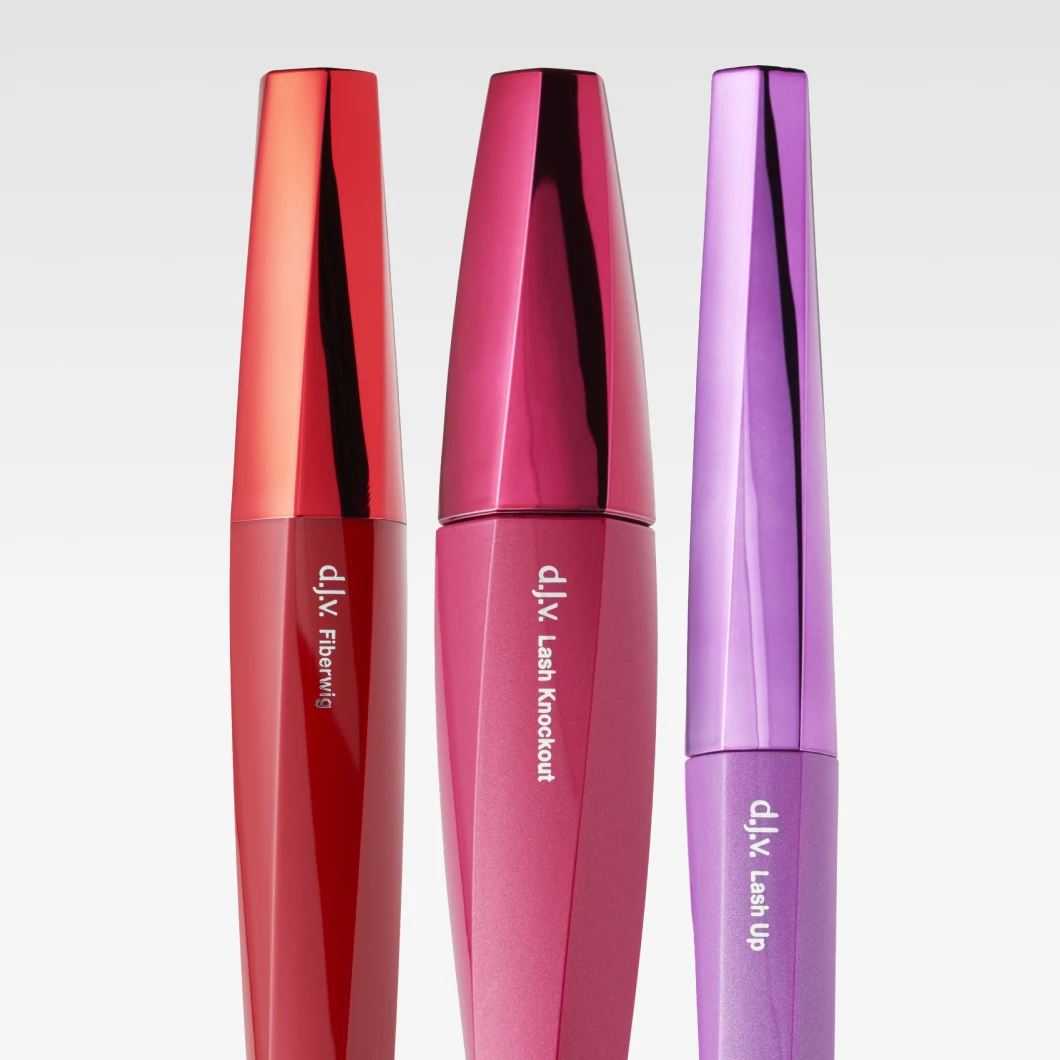 Bilde som viser tre mascaraer fra d.j.v. Fargene på mascaraene er rød, rosa og lilla. Bakgrunnen er hvit.