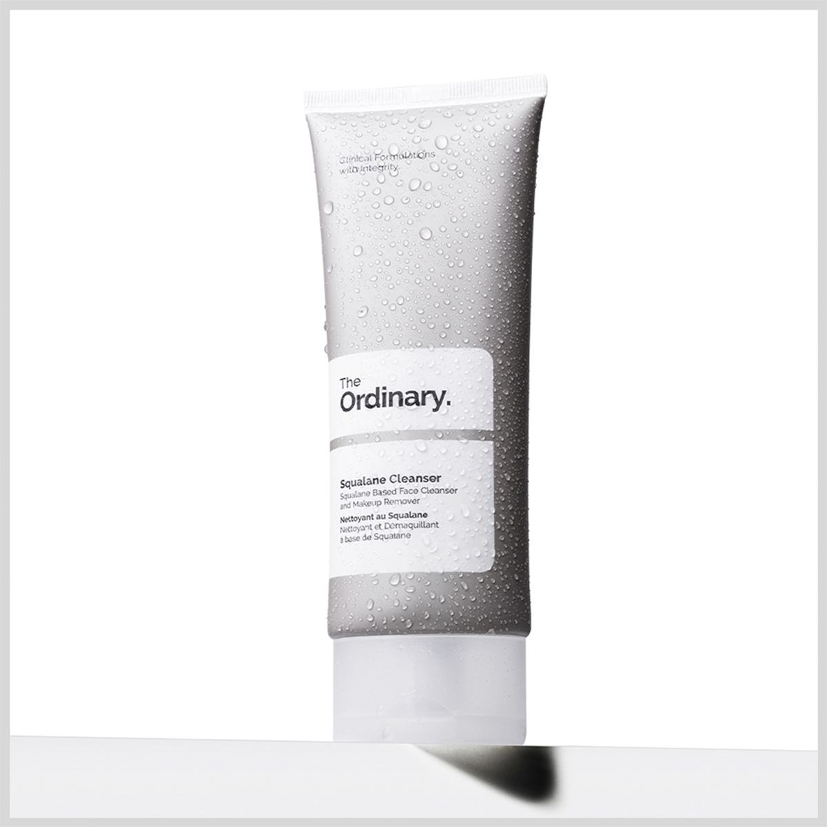 "The Ordinary" Squalane Cleanser mot ljus vit bakgrund.