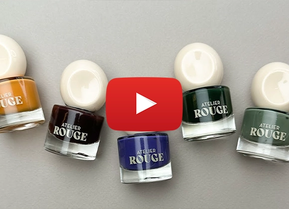 Fem nyanser av nagellack från Atelier Rouge mot en grå bakgrund