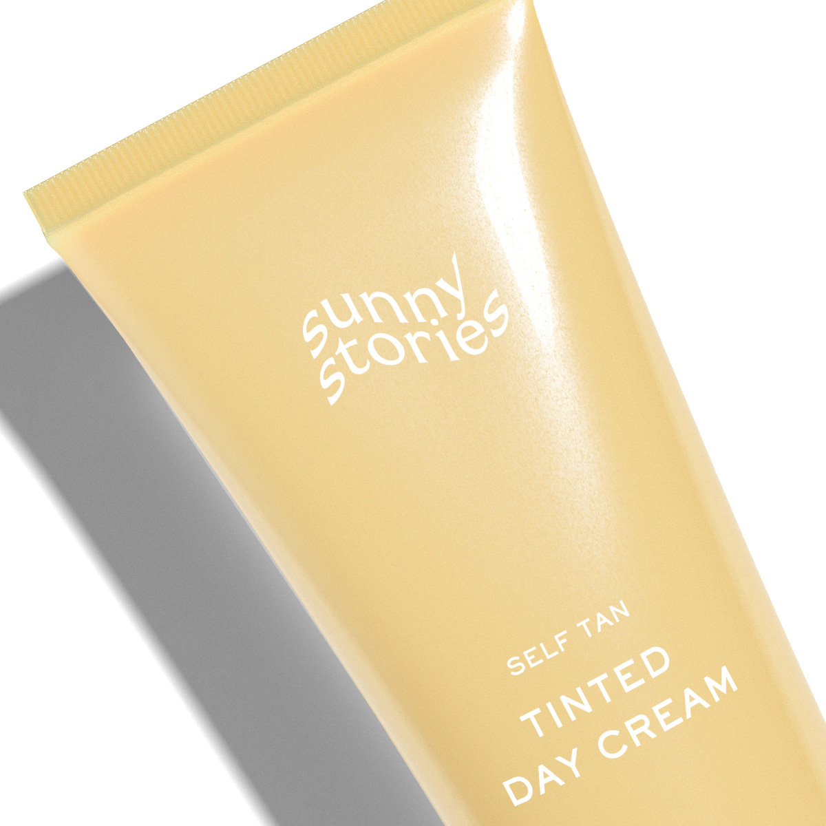 Gul tube med Sunny Stories selvbrunende tonet dagkrem