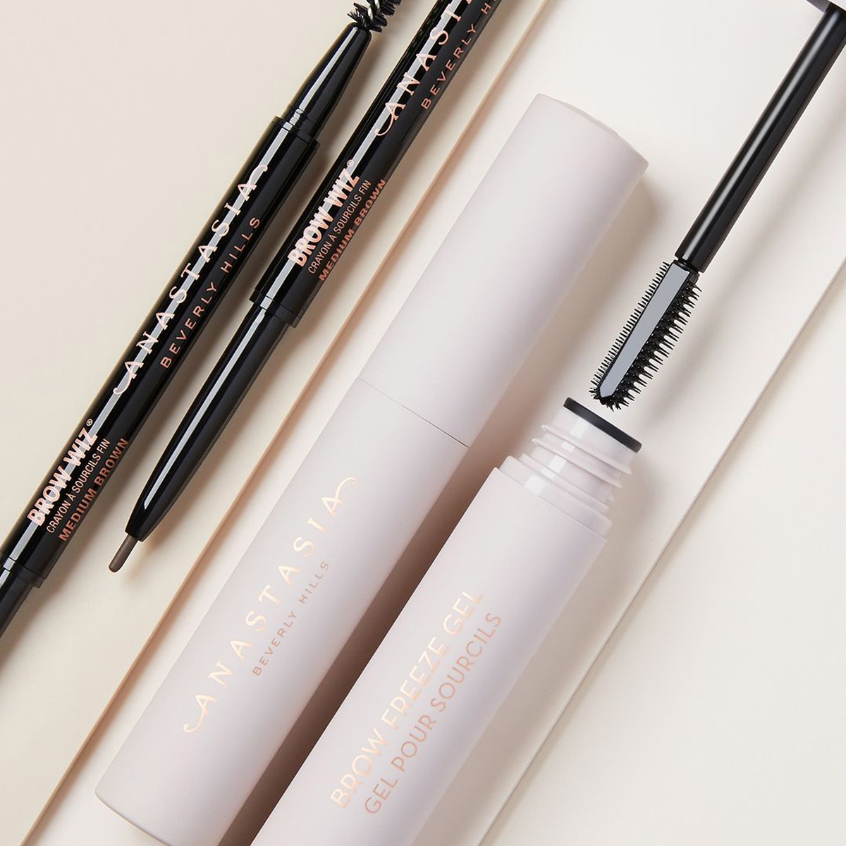 Skönhetsprodukter från Anastasia Beverly Hills: två ögonbrynspennor i färgen Medium Brown och en ögonbrynsgel med borste.