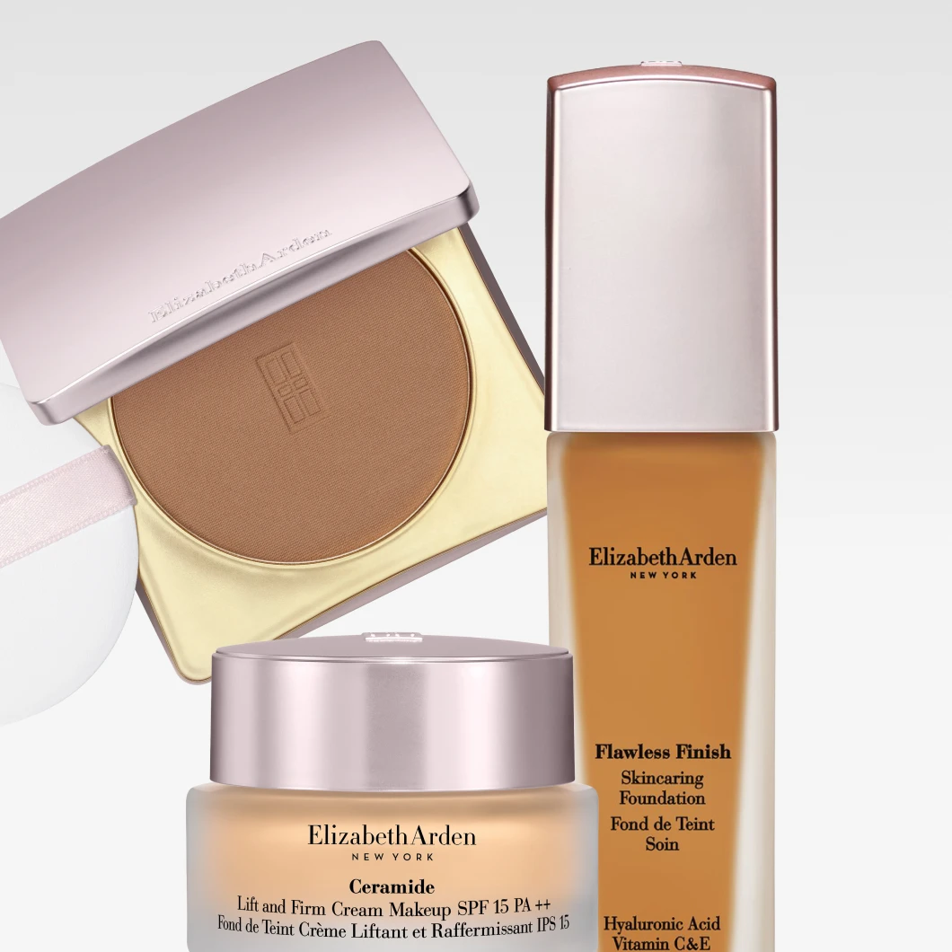 Produktbild med Elizabeth Arden-makeup mot ljus bakgrund. En öppen puderkompakt med brun puderprodukt, en burk Ceramide Lift and Firm Cream Makeup SPF 15 PA++ samt en glasflaska Flawless Finish Skincaring Foundation placerade tillsammans utan textöverlägg.