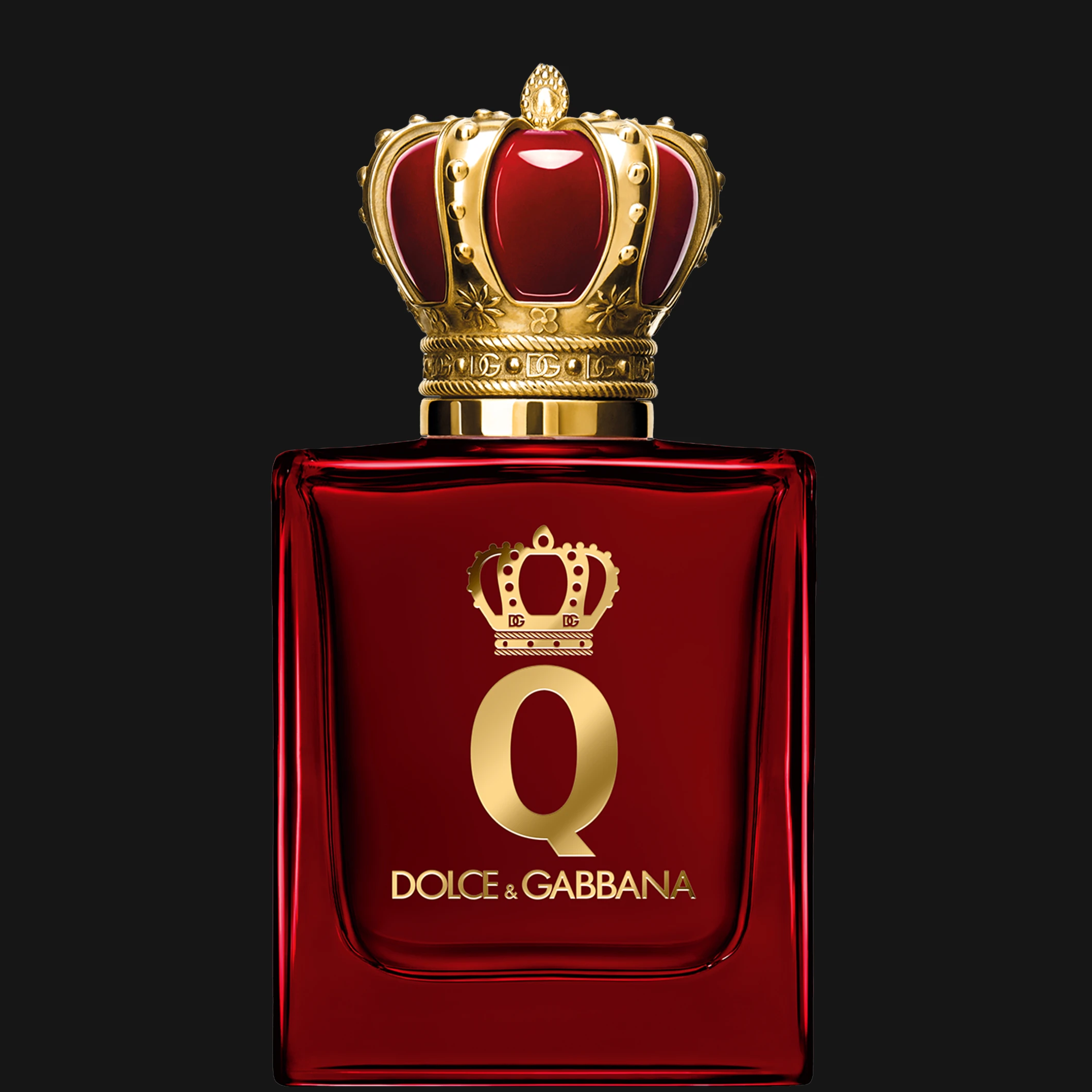 Dolce & Gabbana Q Eau de Parfum punaisessa lasipullossa kullanvärisellä kruunukorkilla mustaa taustaa vasten. Näkyvä teksti sisältää “Q” ja “DOLCE & GABBANA”.