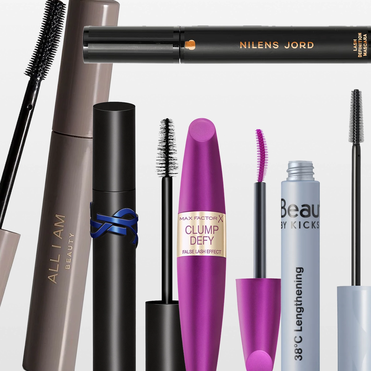 Flere mascaraer plassert mot lys bakgrunn med ulike børster og emballasjer; merkevarer som ALL I AM Beauty, Yves Saint Laurent, Max Factor Clump Defy, Nilens Jord og Beauty by KICKS 38°C Lengthening er synlige på produktene.