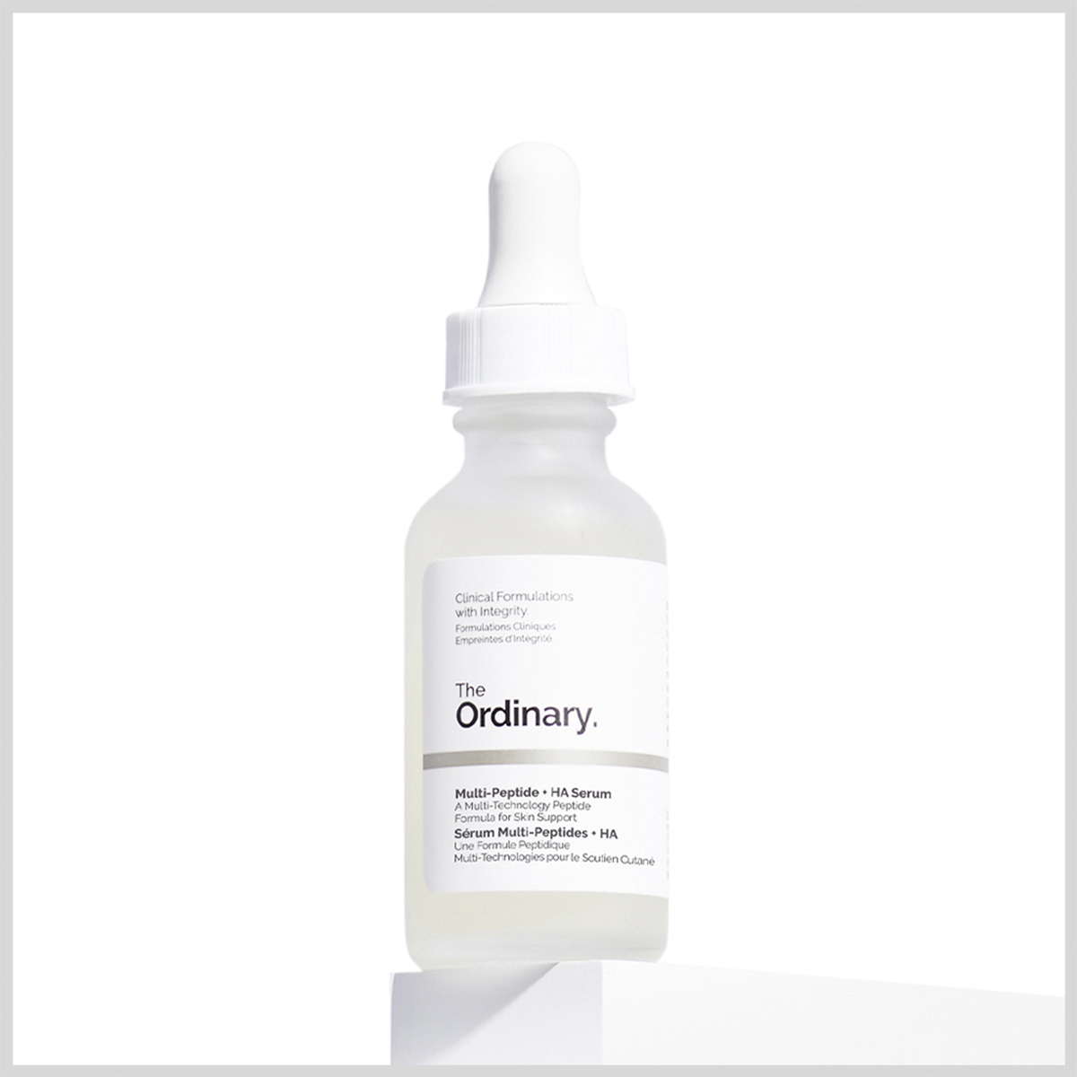 "The Ordinary" Multi-Peptide + HA Serum 30 ml mot ljus vit bakgrund.