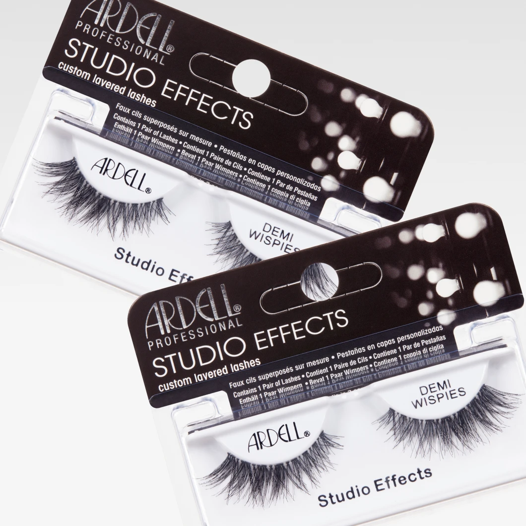 To pakker Ardell Professional Studio Effects kunstige øyevipper i modellen Demi Wispies. Vippene ligger i hvite plastesker med svart emballasje.