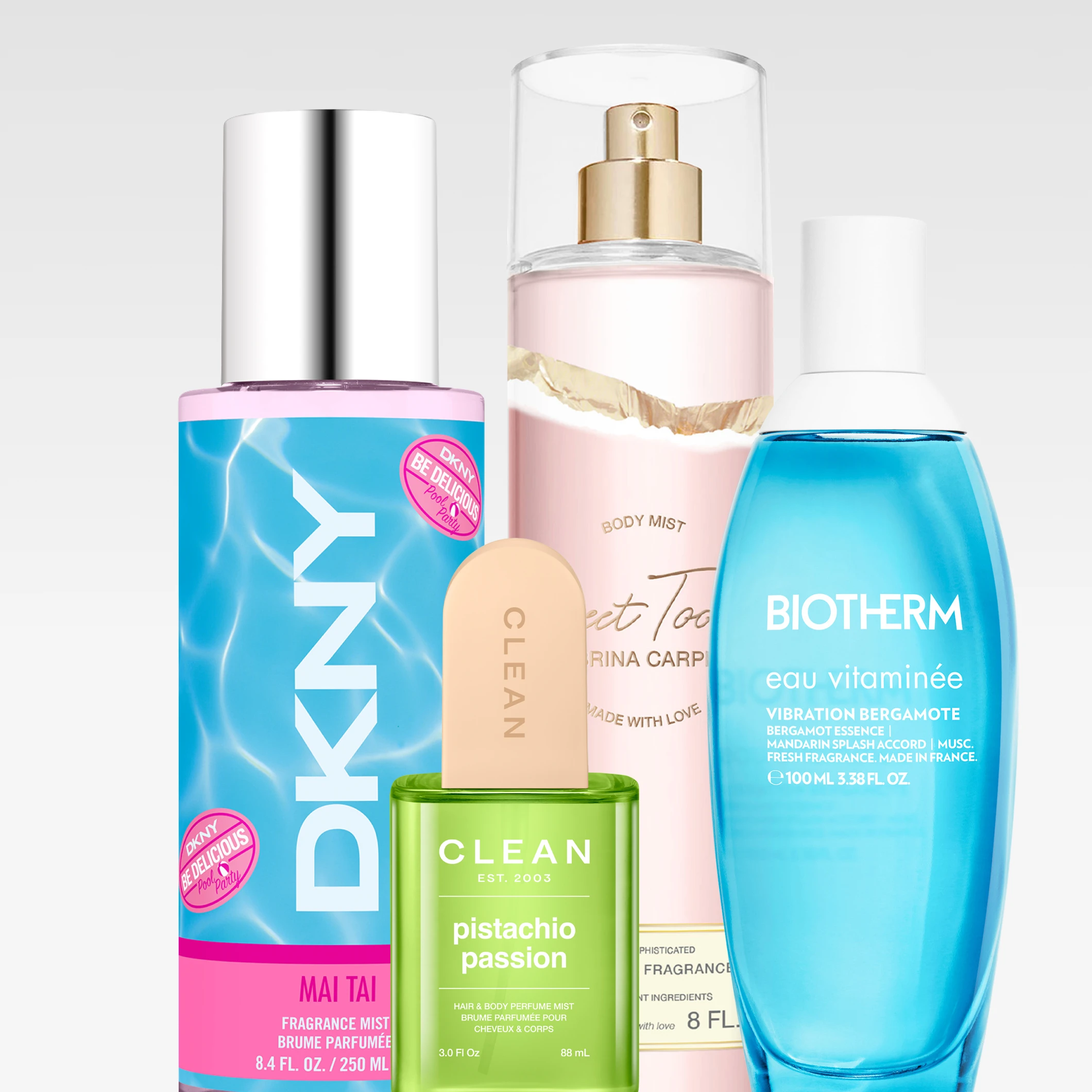 Body mist-produkter från DKNY, CLEAN, Sabrina Carpenter och BIOTHERM mot ljusgrå bakgrund. Synlig text inkluderar “DKNY BE DELICIOUS”, “MAI TAI”, “CLEAN pistachio passion”, “Sweet Tooth by Sabrina Carpenter” och “BIOTHERM eau vitaminée”.