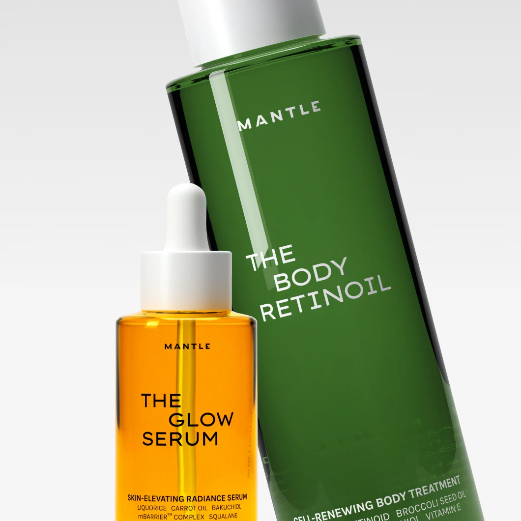 Nærbilde av The Hydra Serum i blå glassflaske og The Body Retinoil i grønn flaske fra Mantle mot lys bakgrunn.