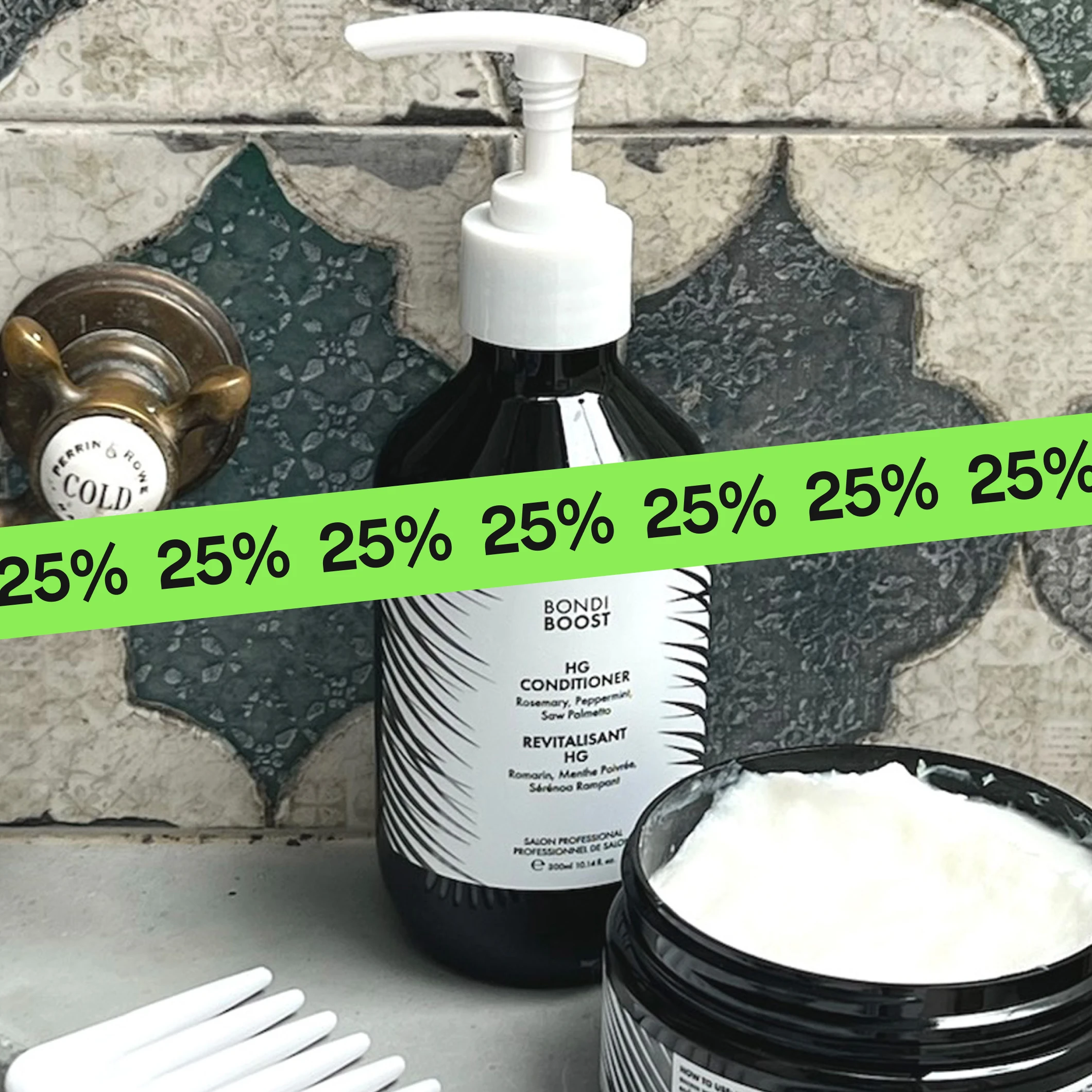 Närbild av “Bondi Boost HG Conditioner” med pump och etikett med texten “Revitalisant HG” och ingredienser som “Rosemary, Peppermint, Saw Palmetto”, överlagd av en grön “25%”-banderoll.