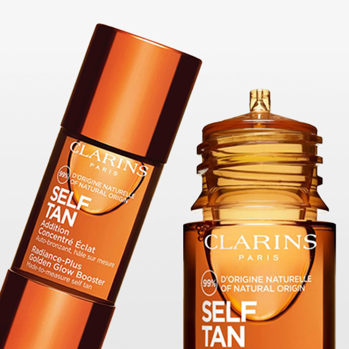 Lähikuva ruskeansävyisistä Clarins self tan -tuotteista, joissa lukee “CLARINS PARIS”, “SELF TAN” ja “99% D’ORIGINE NATURELLE / OF NATURAL ORIGIN” vaaleaa taustaa vasten. Kiiltävän kuparinväriset pakkaukset esittelevät itseruskettavia tuotteita kasvoille ja vartalolle.
