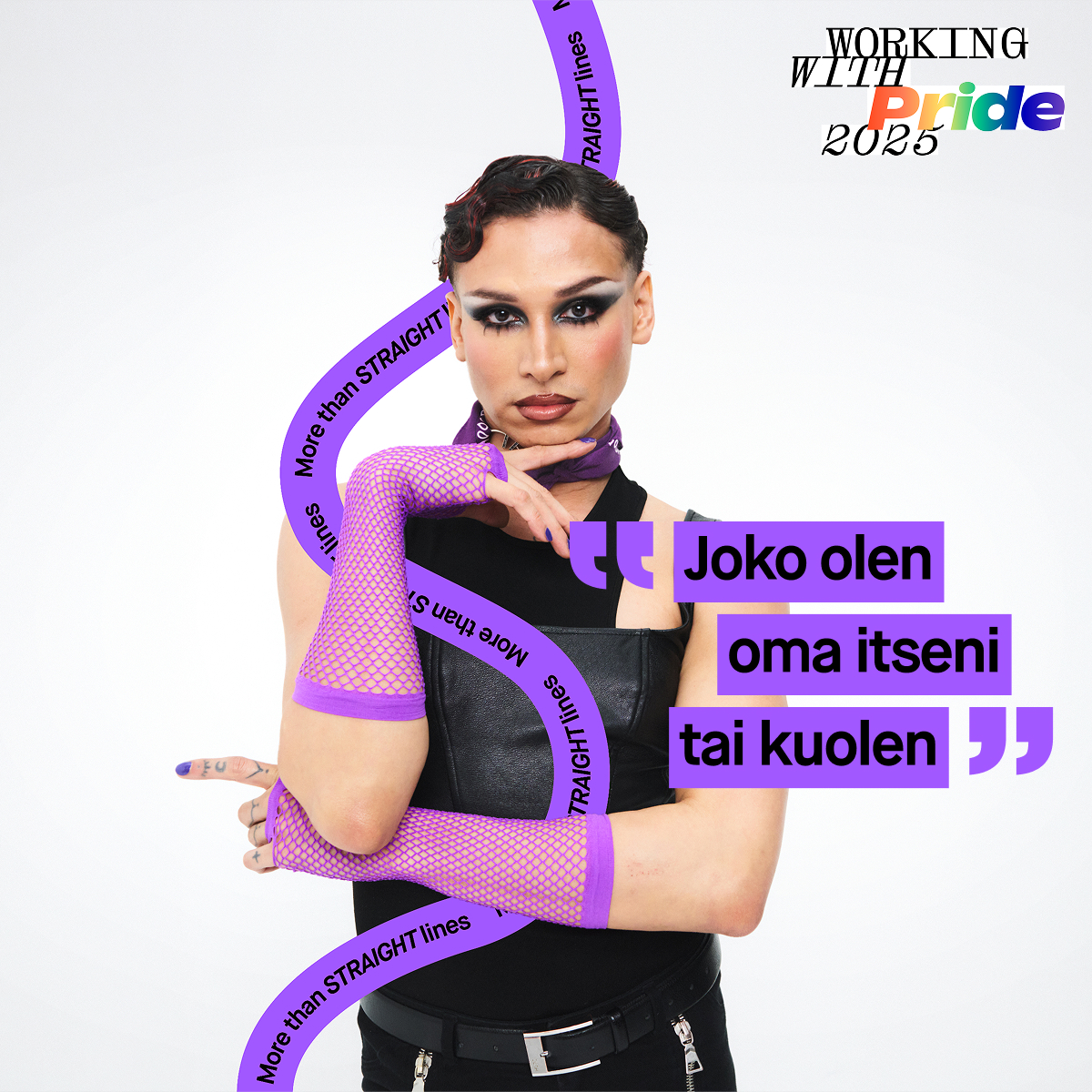 Henkilö, jolla on violetit verkkokäsineet ja musta toppi, poseeraa kädet ristissä. Tekstit "Joko olen oma itseni tai kuolen" ja "More than STRAIGHT lines" näkyvät kuvassa yhdessä Working with Pride 2025 -logon kanssa.