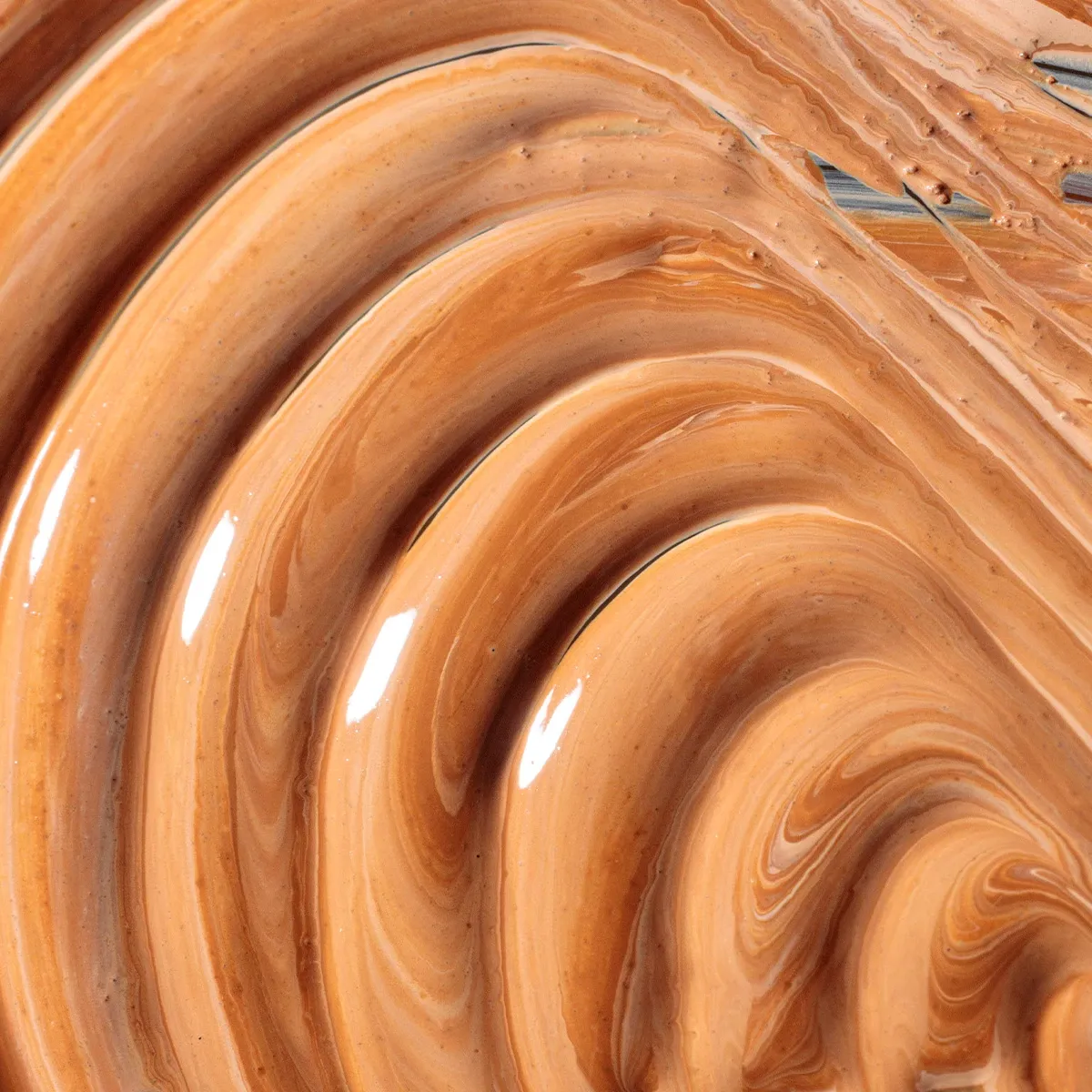 Nærbilde av concealer med bølgemønster.