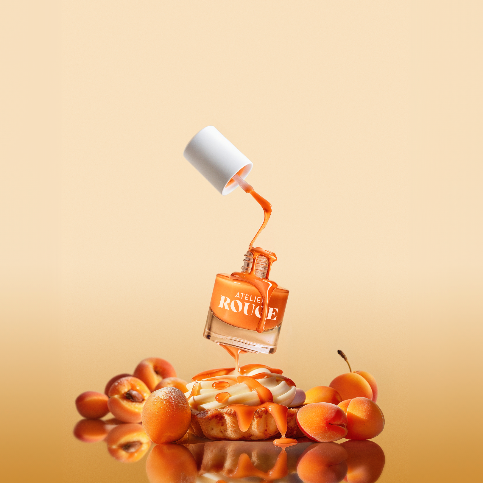 Aprikoosin värinen kynsilakkapullo tasapainottelee leivonnaisen päällä, ja lakka valuu alas kuin kuorrute aprikoosien ympärillä.