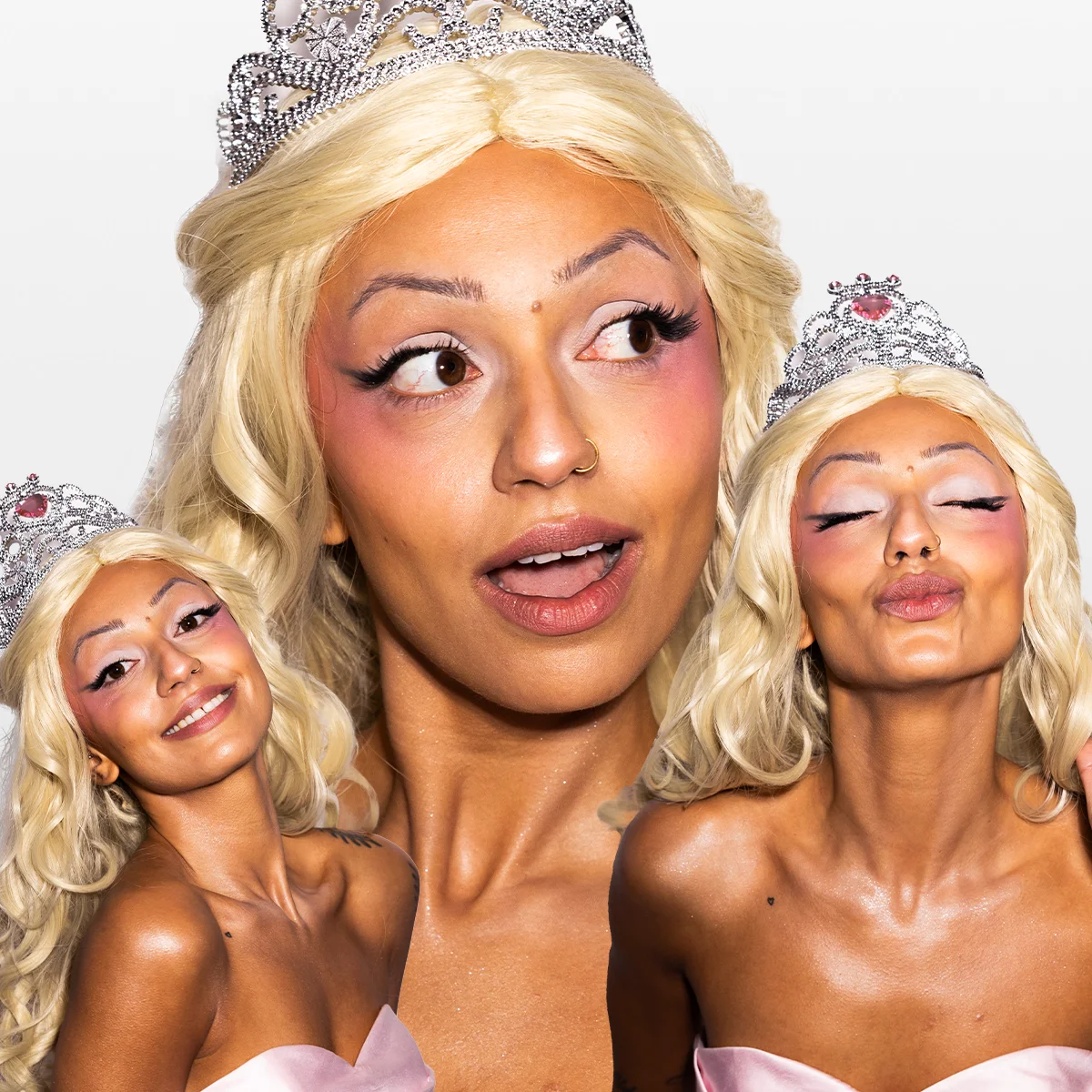 Bilden visar samma person med blont hår och en tiara, klädd i en rosa klänning, i tre olika poser och vinklar. Personen står mot en vit bakgrund.