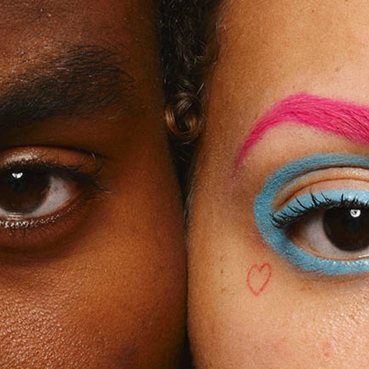 Lähikuva kahdesta vierekkäisestä kasvoista, katse kohdistuu silmiin; toisessa luonnollinen silmämeikki ja vaalea korostus silmän sisänurkassa, toisessa näyttävä meikki, jossa pinkit kulmat, sininen luomiväri ja pieni punainen sydän silmän alla.