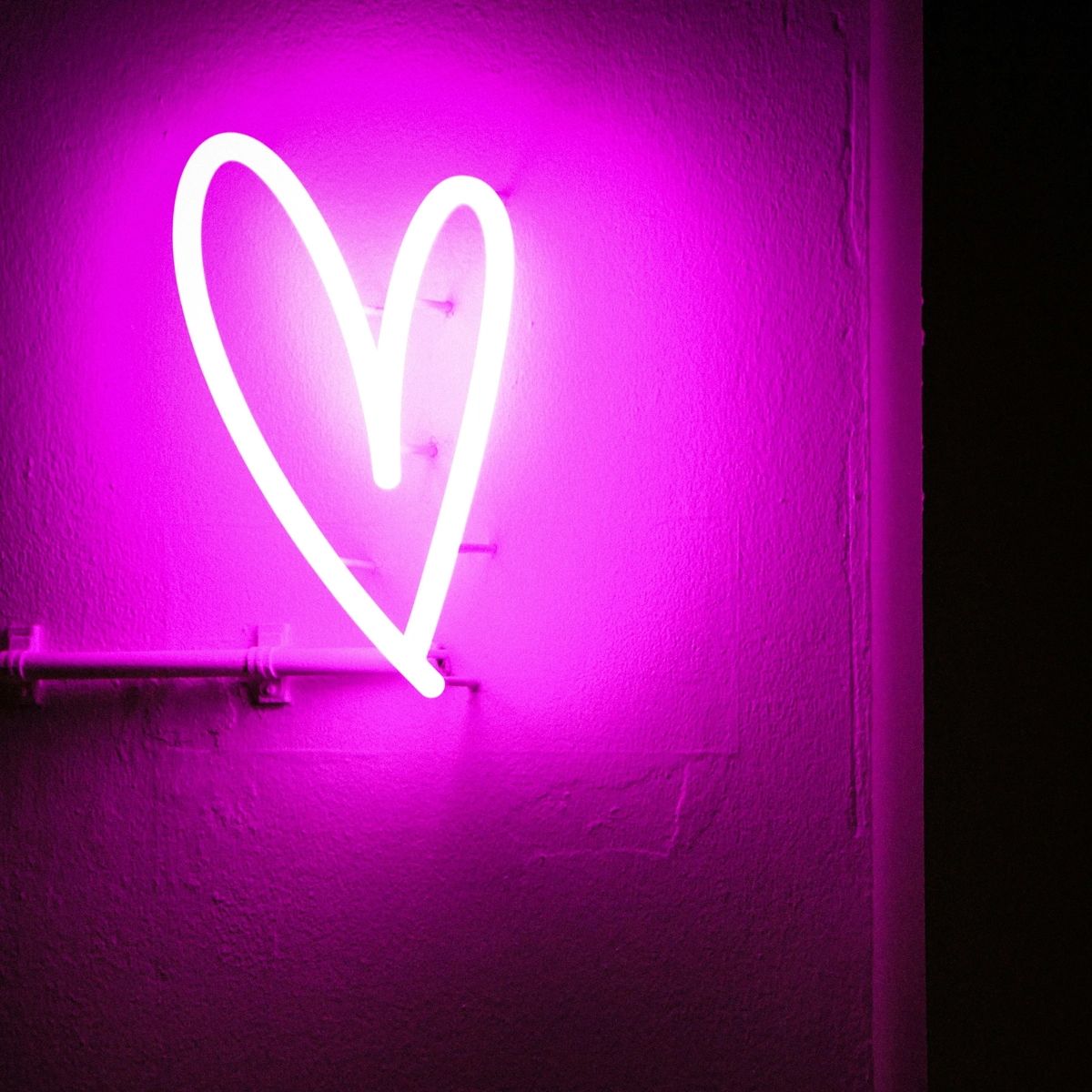 Neonskilt med inspirerende budskap i rosa farge.