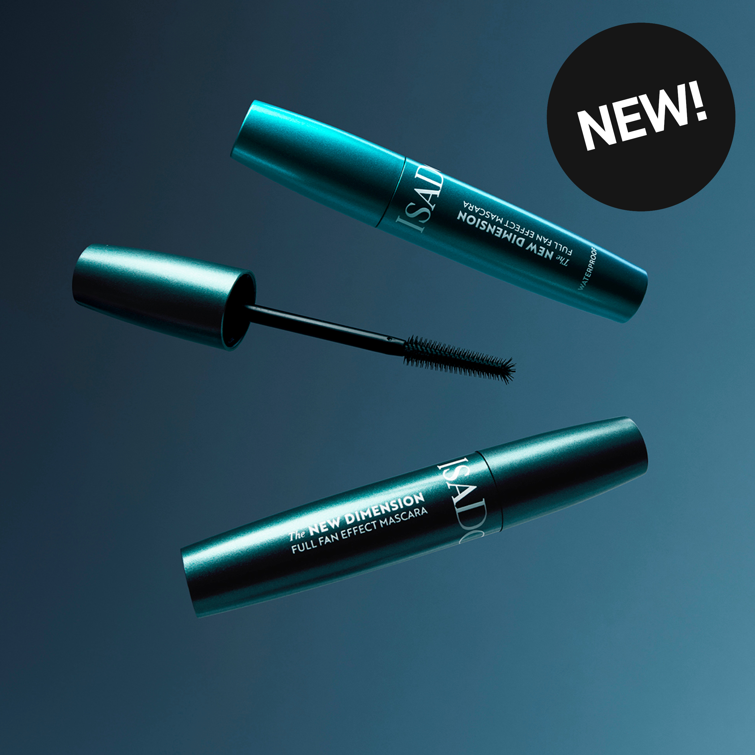 IsaDora The New Dimension Full Fan Effect Mascara Waterproof näkyy tummansinistä taustaa vasten tekstillä “NEW!”. Turkoosit mascarapakkaukset ja mascaraharja leijuvat kuvassa.