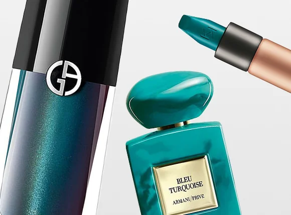 Nærbilde av tre eksklusive Armani-produkter i teal- og turkise nyanser mot lys bakgrunn. Til venstre sees en mørk metallisk flaske med GA-logo, i midten en turkis parfymeflaske med rund kork og etiketten “Bleu Turquoise – Armani/Privé”, og til høyre en teal-farget kajalpenn med skrå spiss.