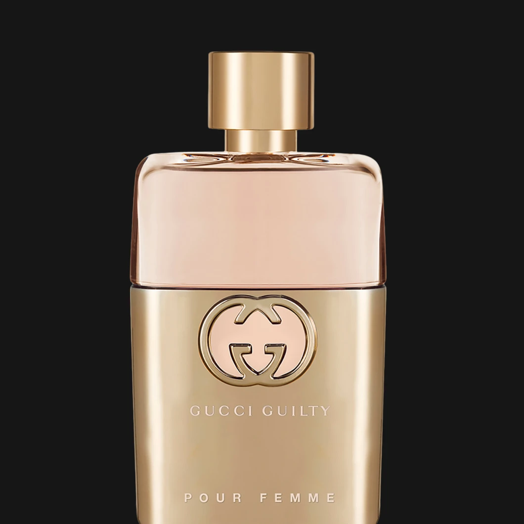 Gucci Guilty Pour Femme-parfyme i en gyllen flaske med logodetalj vises mot svart bakgrunn.