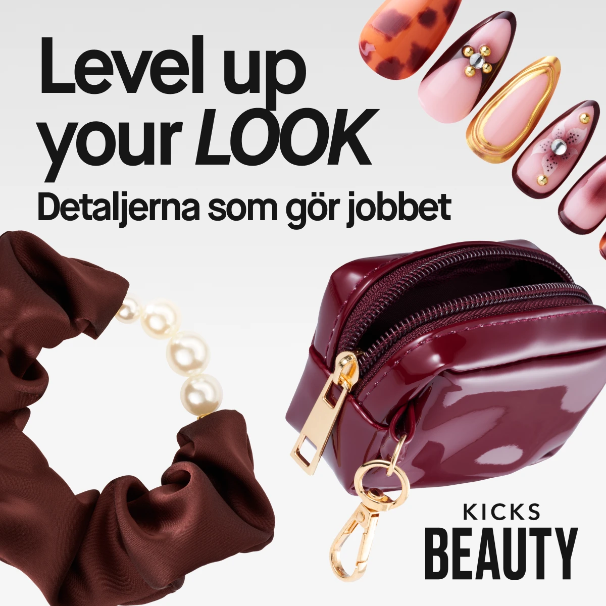 Nageldekorationer, vinröd sminkväska och hårsnodd. Text: ”Level up your LOOK. Detaljerna som gör jobbet. KICKS BEAUTY.”