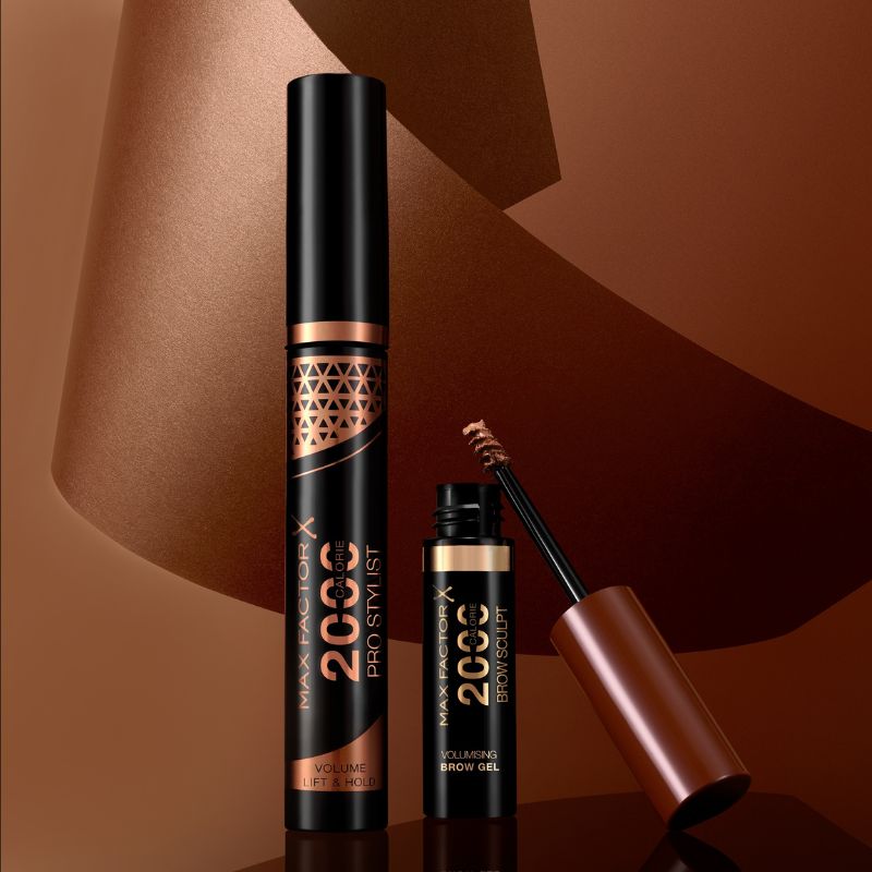 To sminkeprodukter fra Max Factor, plassert mot en kobberfarget bakgrunn.