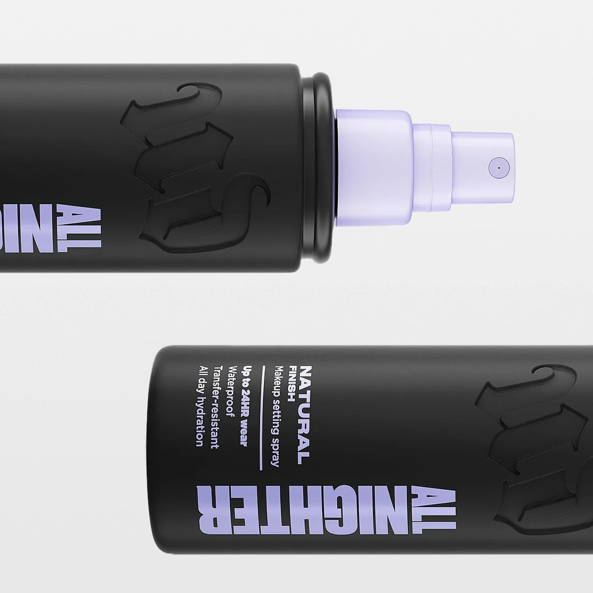Urban Decay All Nighter makeup setting spray i svart flaske med lilla sprayhode, én liggende og én stående. Synlig tekst: “ALL NIGHTER”, “NATURAL finish”, “Waterproof”, “Up to 16h wear”, “Makeup setting spray” og “All day hydration”.