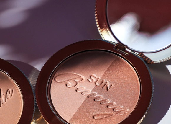 Tofarga solpudder i bokser med teksten Sun Bunny med ein mjuk diffus skugge i bakgrunnen.