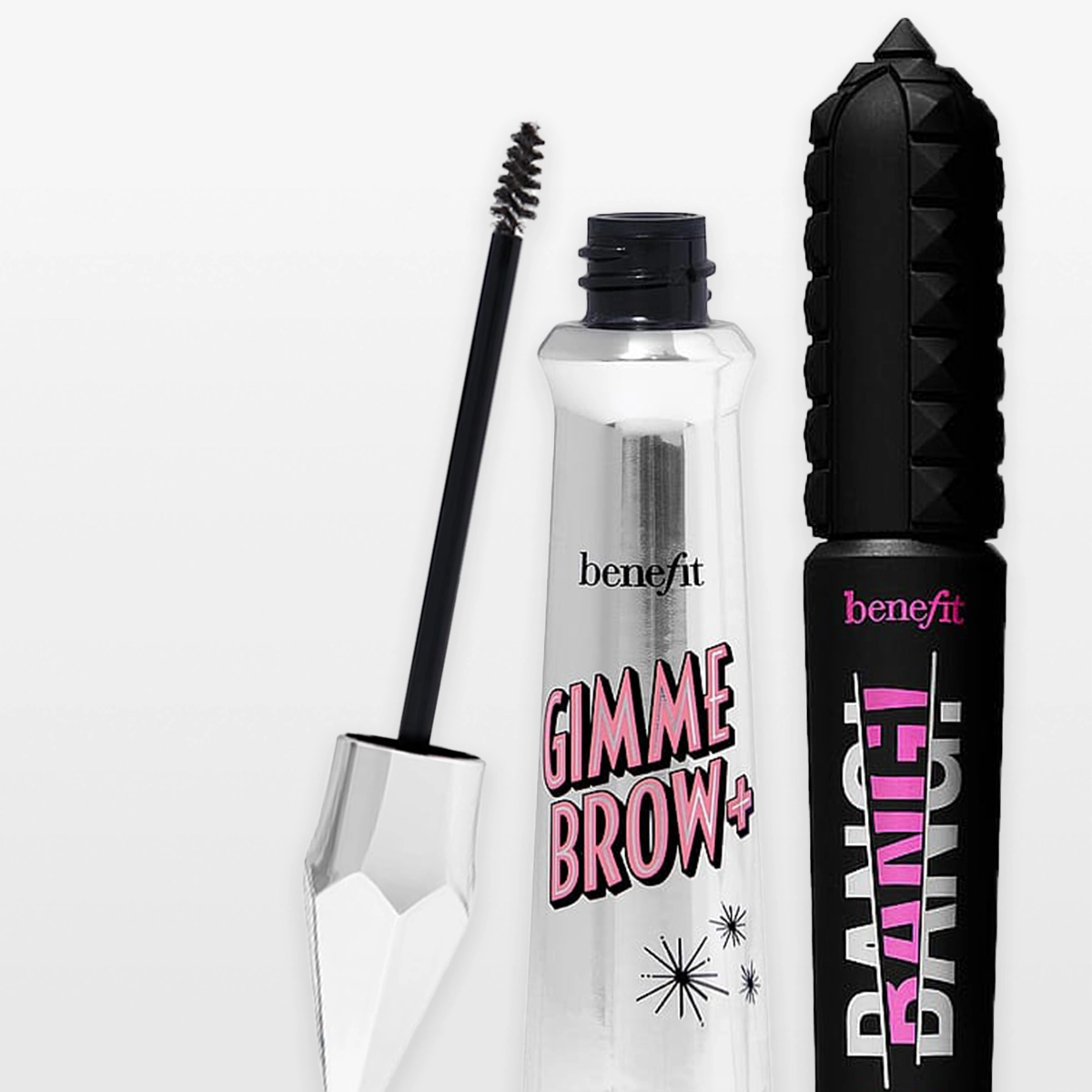 Benefit Gimme Brow+ bryngel i transparent flaska med rosa text står bredvid BADgal BANG mascara i svart hylsa med rosa och vit text. En öppnad borste med bryngel syns mot ljus bakgrund.