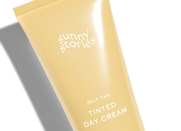 Gul tube med Sunny Stories selvbrunende tonet dagkrem